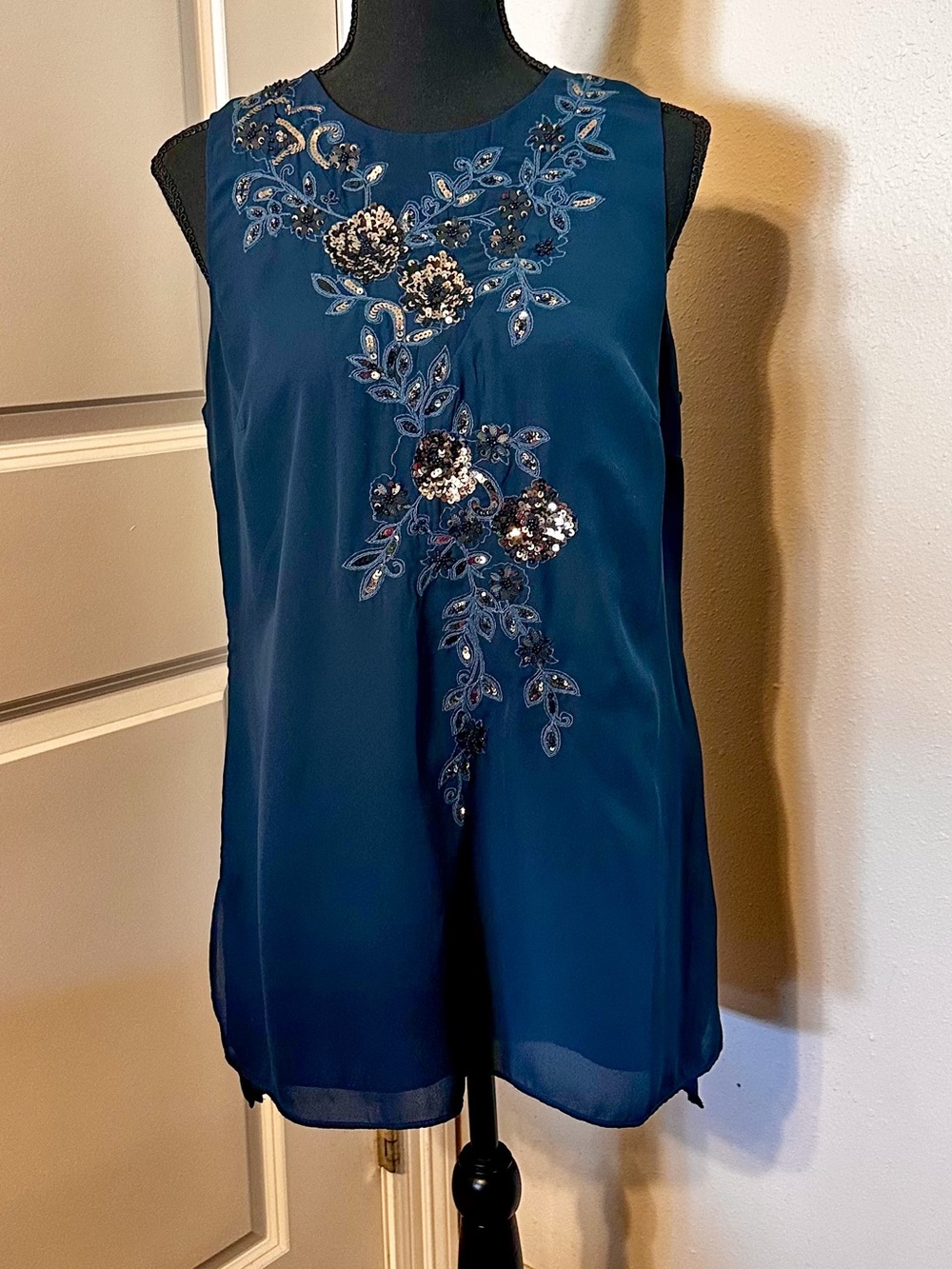 White House Black Market beautiful Navy top size 8